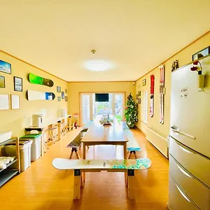 Homestay Yellow House Niseko, Kutchan